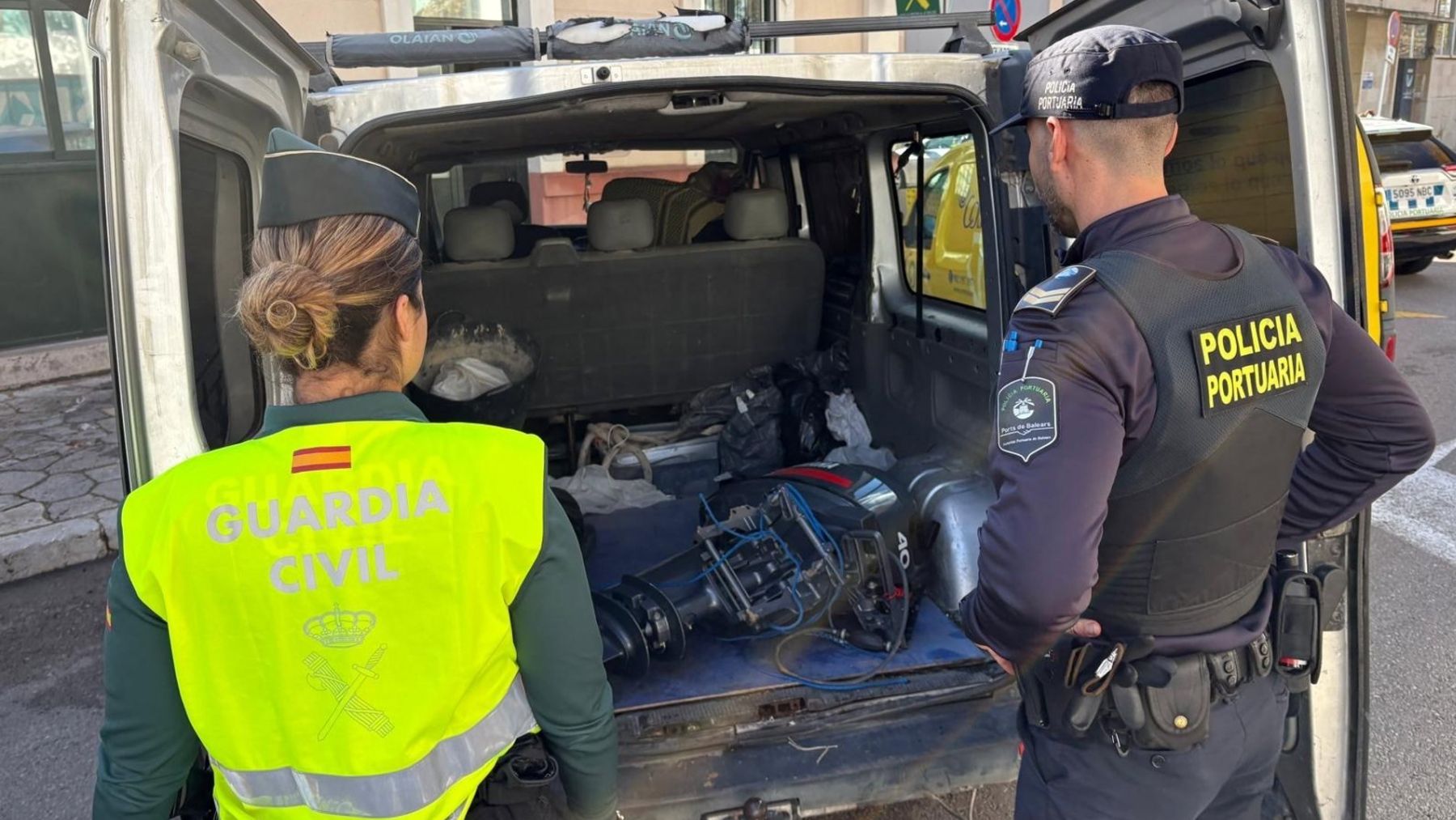 ‘Cazan’ a dos estibadores del puerto de Palma robando el motor de una patera