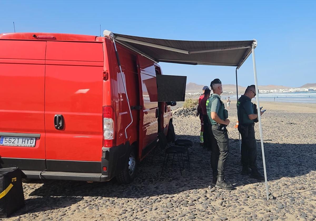 Continúa la búsqueda del bañista desaparecido en una playa de Lanzarote