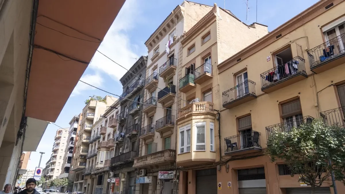 Tragedia en la calle Comtes d’Urgell: joven de 23 años fallece en incendio y obliga a desalojar a 23 vecinos