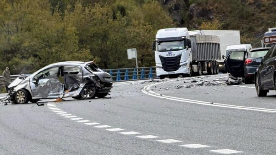 Trágico accidente en la N-121-A: una mujer fallecida y dos heridos en colisión múltiple