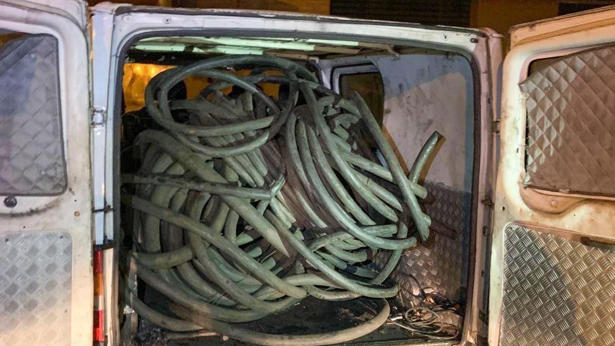 Imagen de la furgoneta en la que viajaban los detenidos con el cobre incautado.