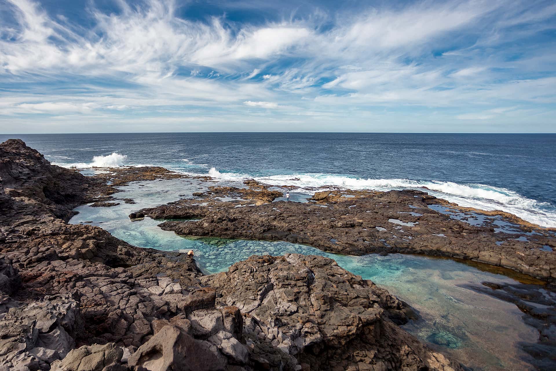 Tres hombres heridos tras un golpe mar en una playa de Yaiza