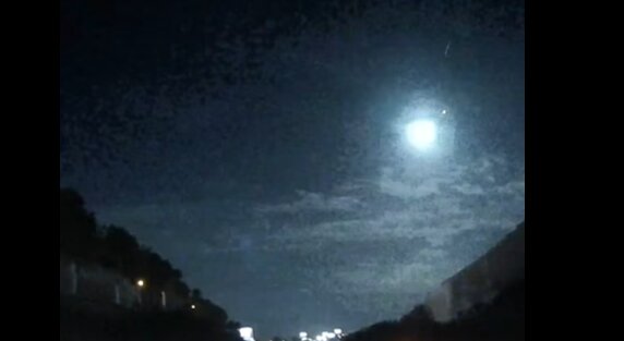 Vídeo: Un espectacular meteorito ilumina el cielo de Portugal y se deja ver en la provincia de Huelva