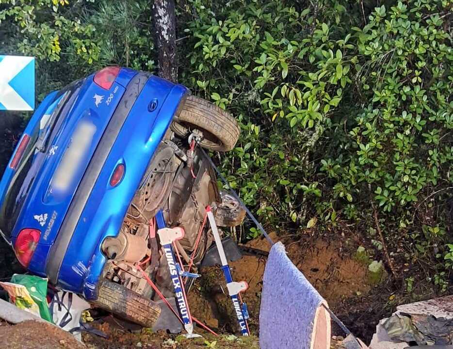 Accidente en la Sierra: Una conductora atrapada tras salirse de la carretera