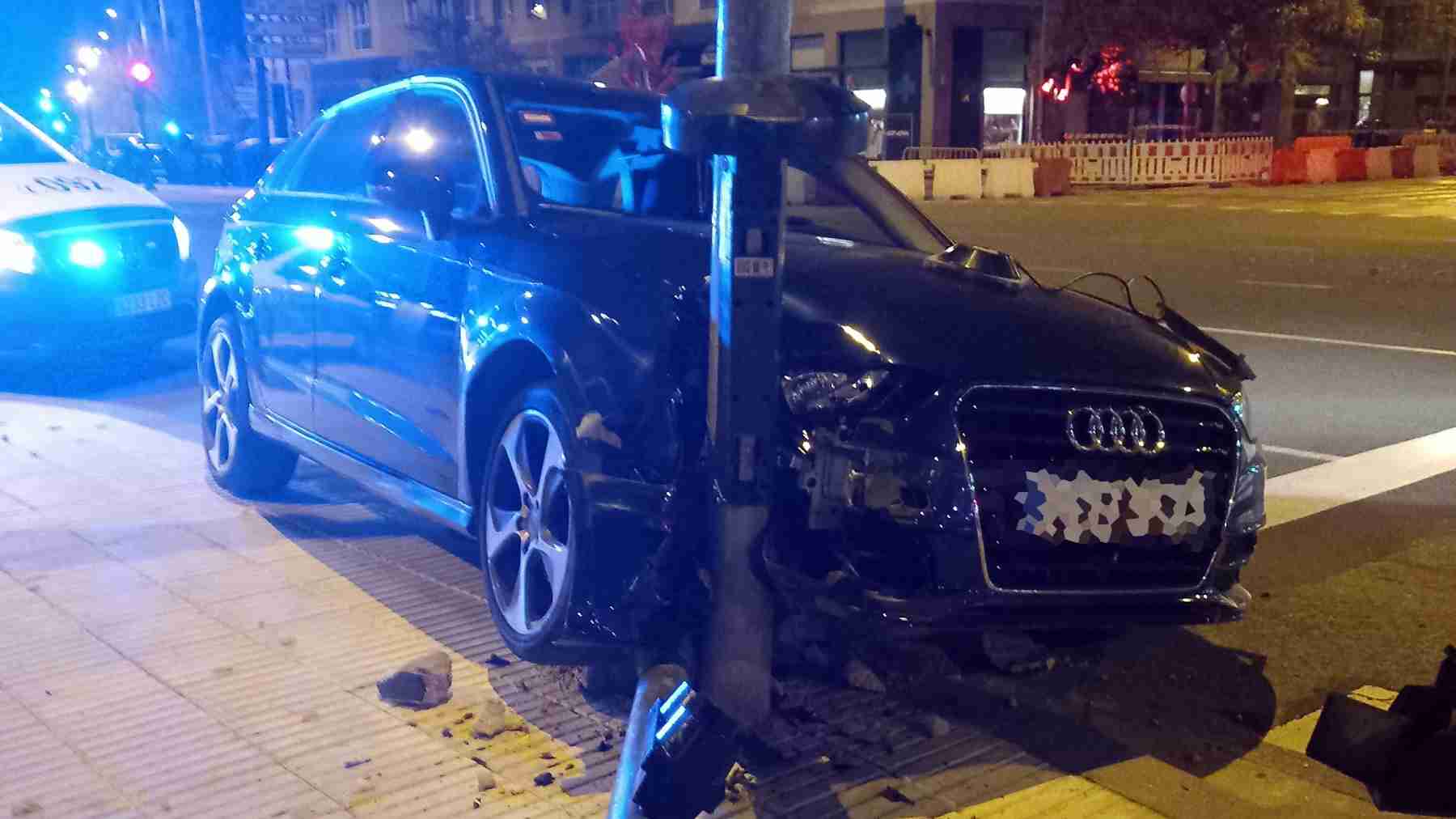 Se empotra contra una farola y un semáforo en Pamplona: nadie esperaba quién iba al volante