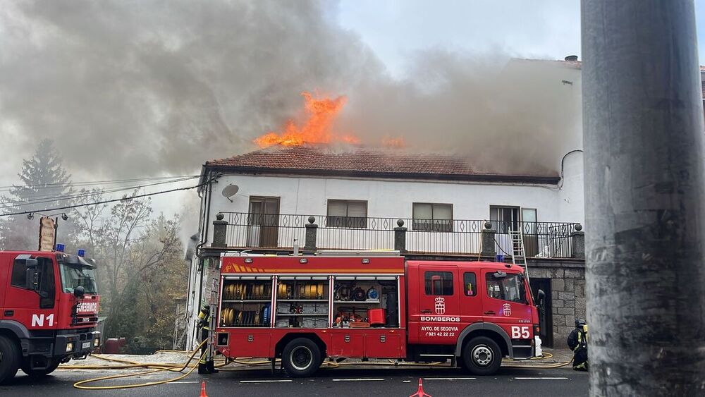 Incendio activo en un edificio de la travesía de San Rafael