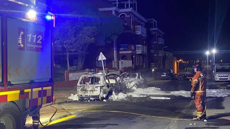 Susto en Mazagón: así quedaron varios coches tras un incendio