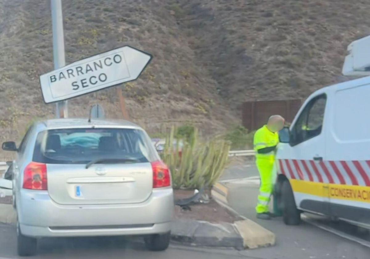 Vehículo activa airbags tras impacto en rotonda de Las Brujas, en Las Palmas de Gran Canaria: sin heridos, solo daños materiales.