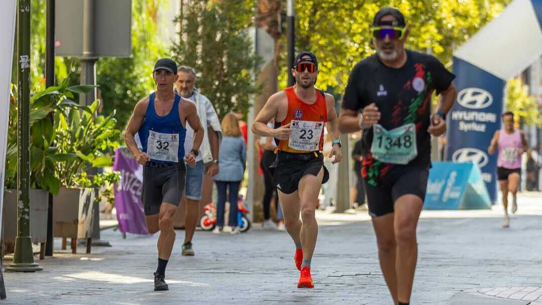 Susto en la 21K Ciudad de Huelva: un coche entra en la carrera y deja un herido