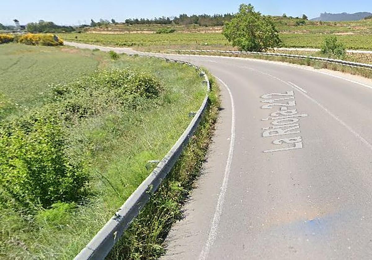 Vuelca un camión cargado de vino en Labastida