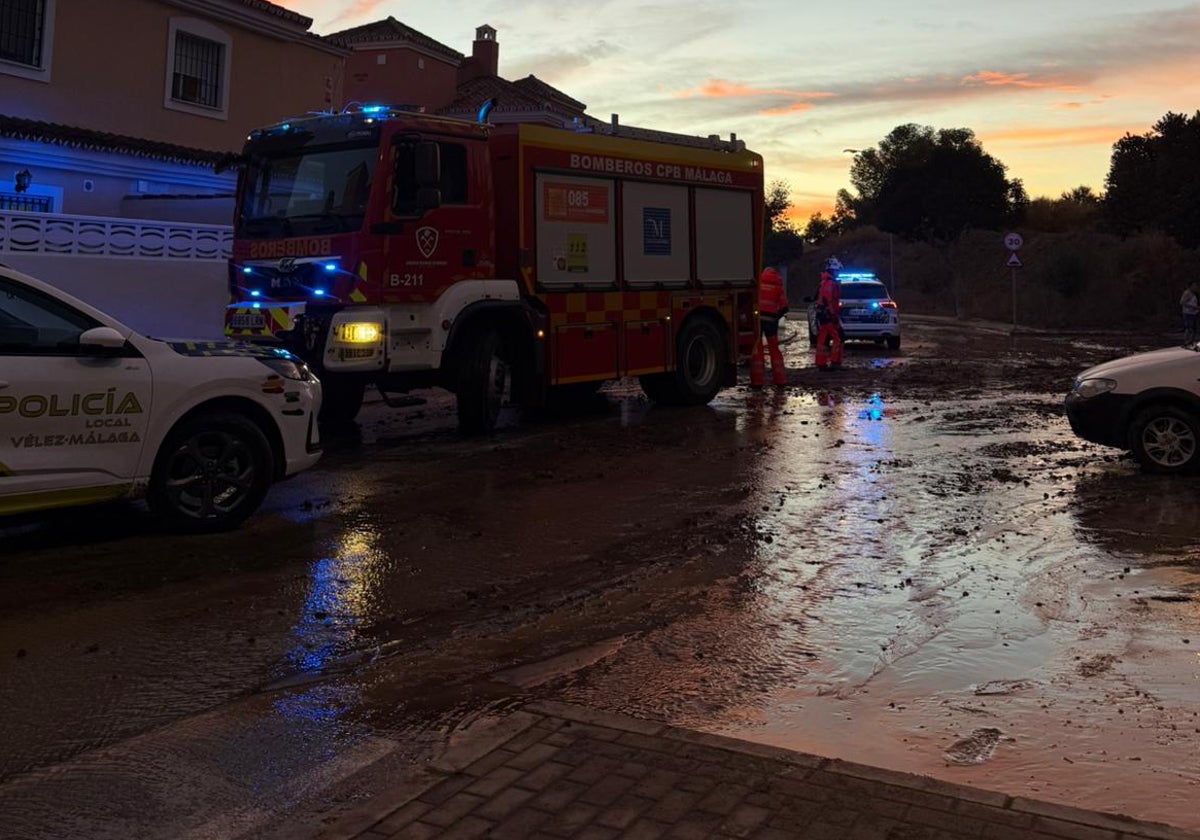 La rotura de una tubería de riego provoca daños en una urbanización de Chilches