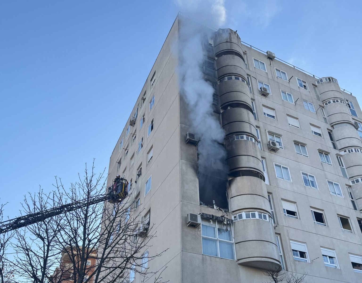 Trece vecinos de un edificio de Fuenlabrada atendidos al incendiarse una vivienda