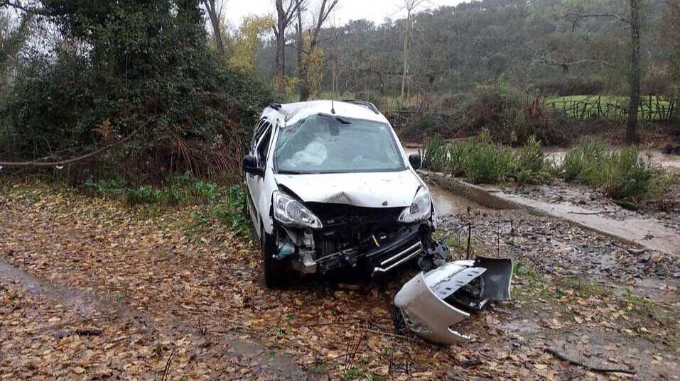 Accidente de tráfico en La Nava: Bomberos del parque de Jabugo intervienen para asistir a conductora herida.