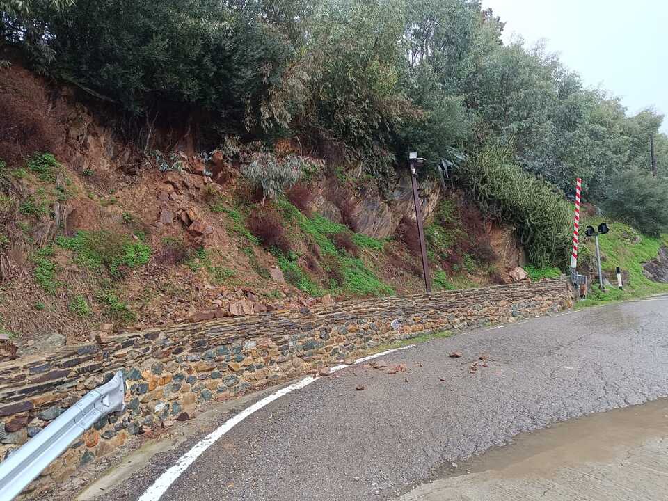Las intensas lluvias provocan un desprendimiento en la entrada de Calañas