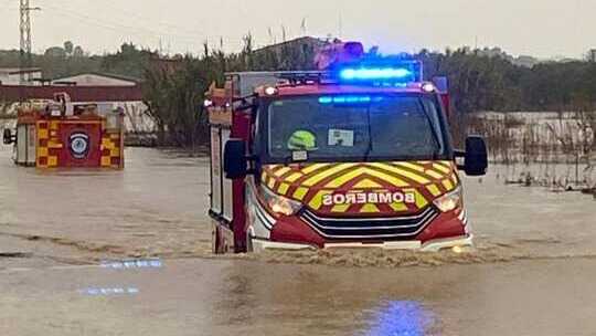 Las fuertes lluvias atrapan a un 4x4 cuyos ocupantes se tienen que subir al techo en Aljaraque