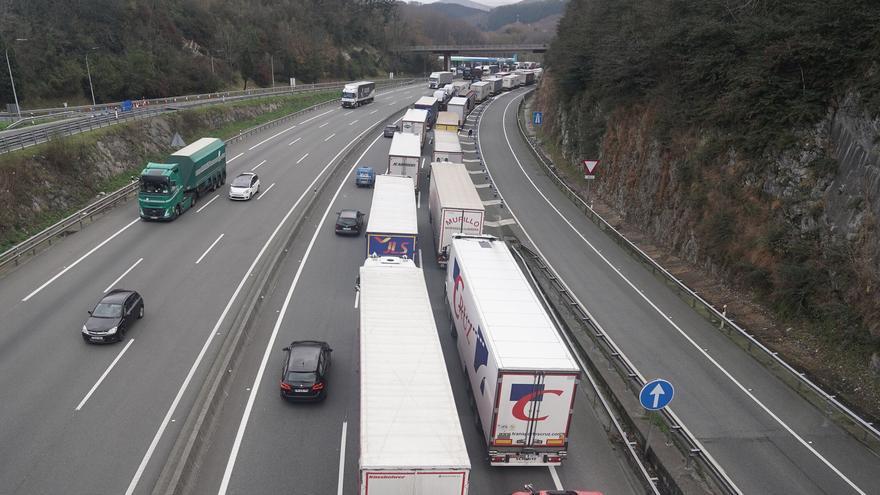 Tercer día de atasco en Biriatu: 5 kilómetros de retención