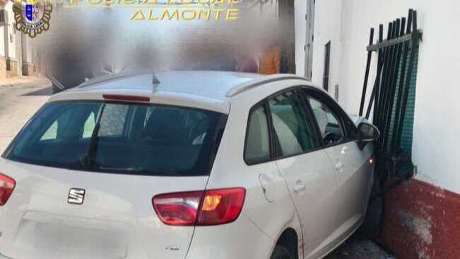 Susto en Almonte al estrellarse un coche contra la fachada de una vivienda