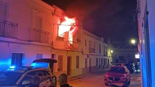 Incendio en vivienda de dos plantas en Lepe moviliza a bomberos y policía local