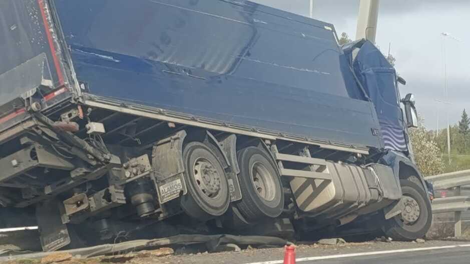 La H-30 sigue cortada hacia Gibraleón por daños tras el accidente del camión