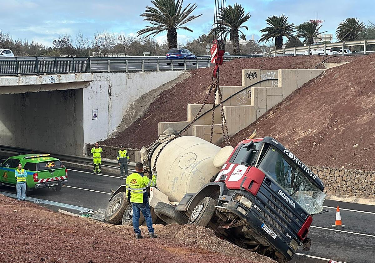 Camionero herido al volcar su hormigonera en la vía de acceso al aeropuerto de Lanzarote
