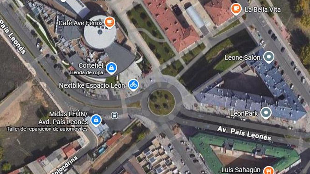Rotonda de entrada al centro comercial Espacio León,