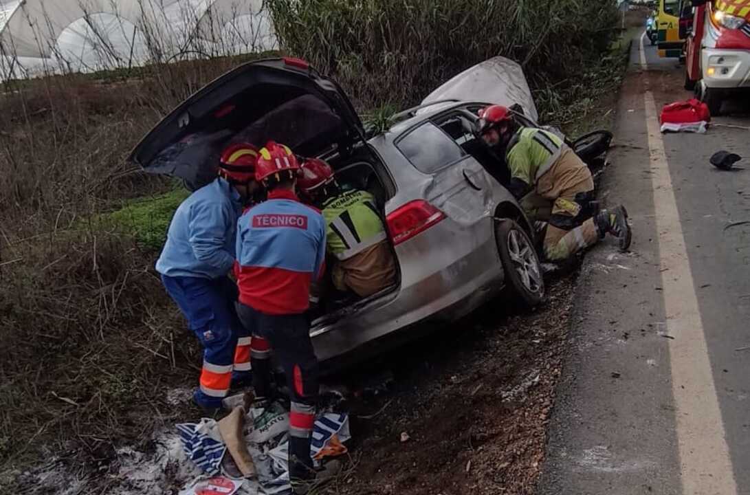 Acaba en el hospital tras salirse de la vía y volcar entre Lucena y Moguer