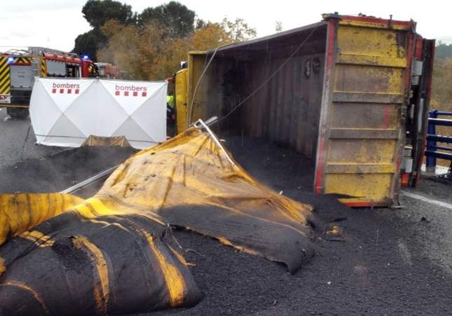 Accidente en la AP-7: conductor de camión herido crítico tras volcar en Gelida