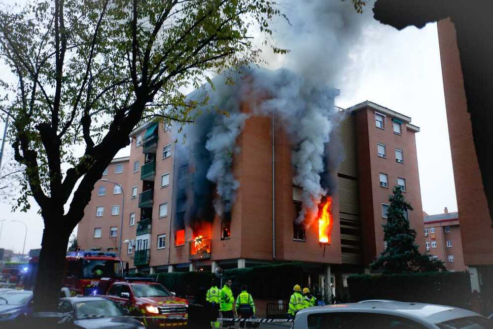 Una explosión provoca un incendio en un bloque de Buenavista