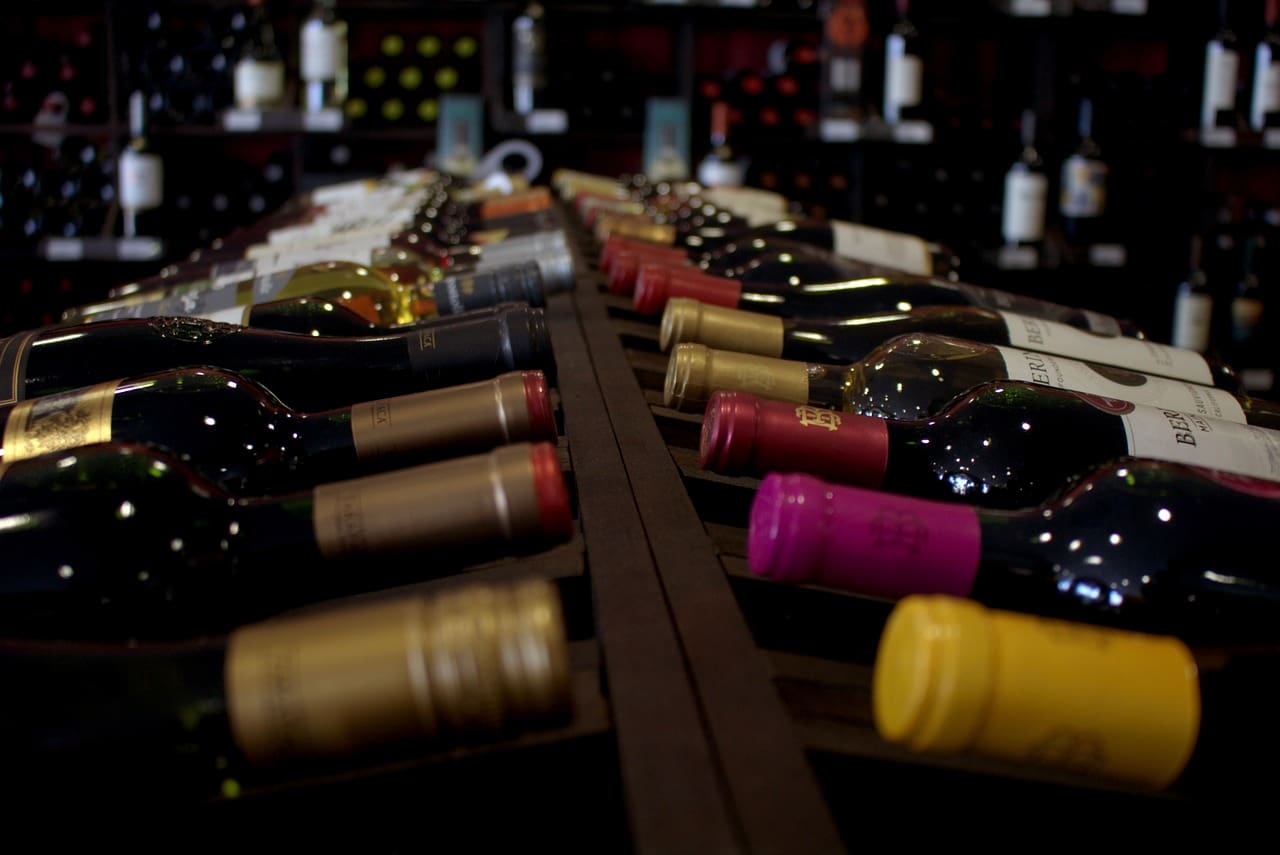 Asaltan un supermercado de San Blas y roban vinos y quesos valorados n 1.500 euros