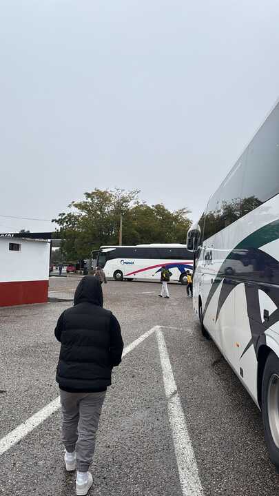 Los viajeros han tenido que ir este viernes en autobús hasta Córdoba para poder subir al tren con destino Madrid