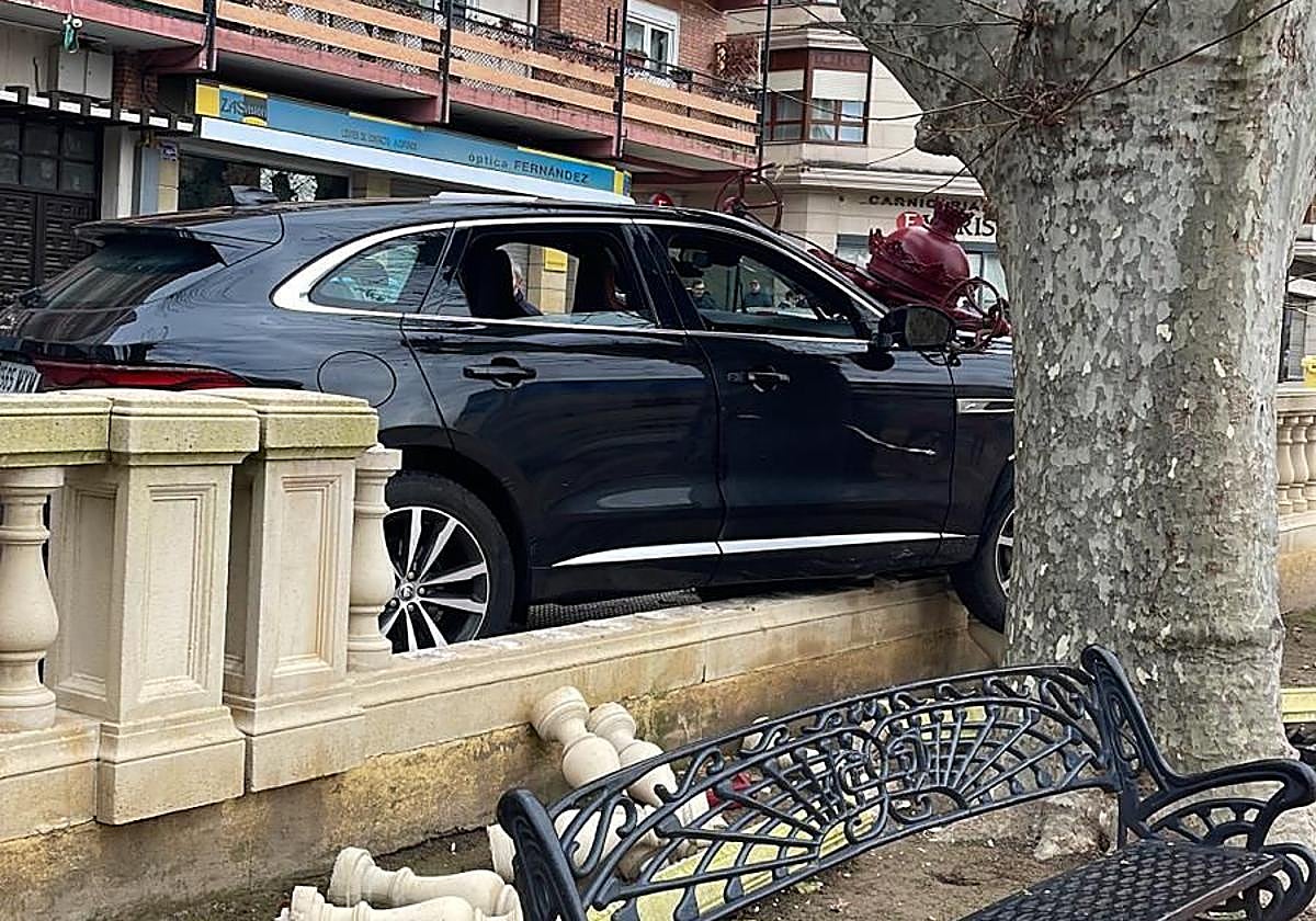 Un coche choca contra otros vehículos y se empotra en la balaustrada de la calle La Vega de Haro