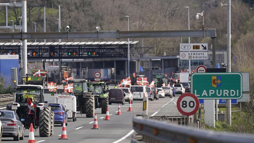 Cierre del peaje de Biriatu por protestas de agricultores en Iparralde