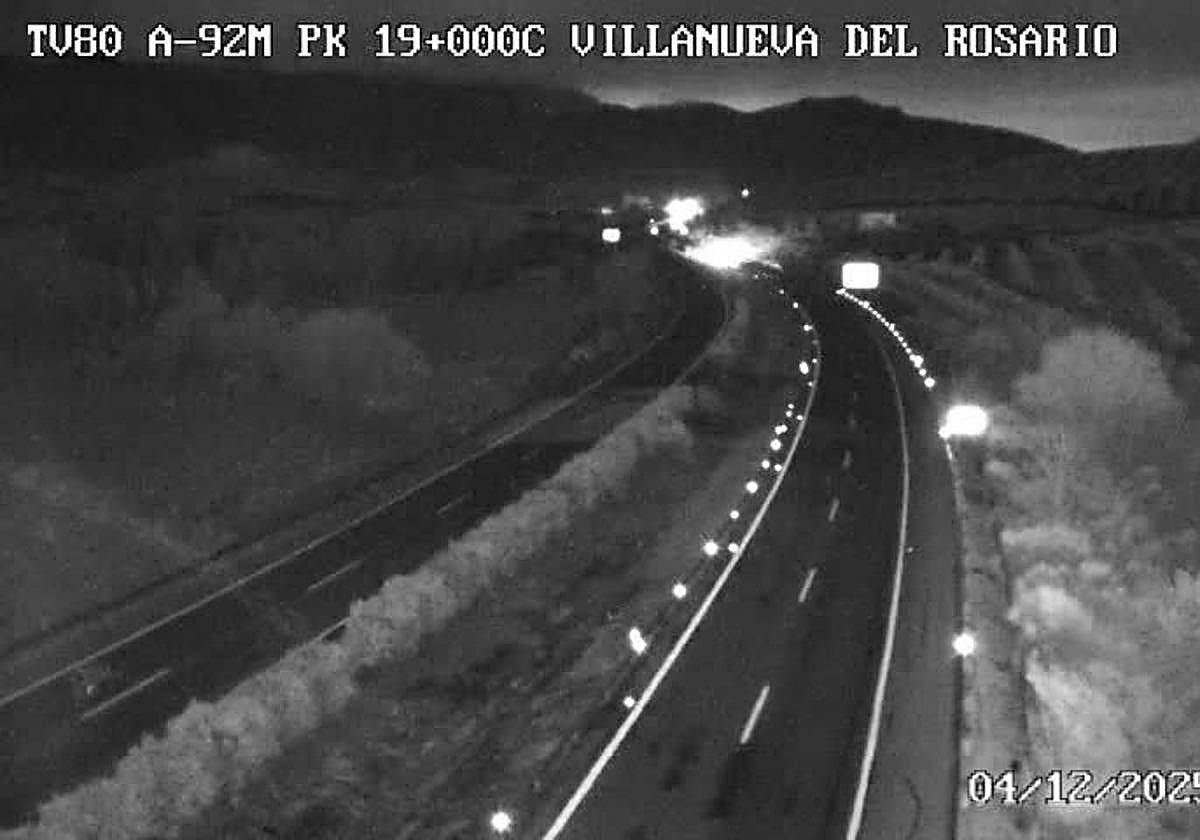 Un camión volcado obliga a cerrar al tráfico la A-92M a la altura de Antequera
