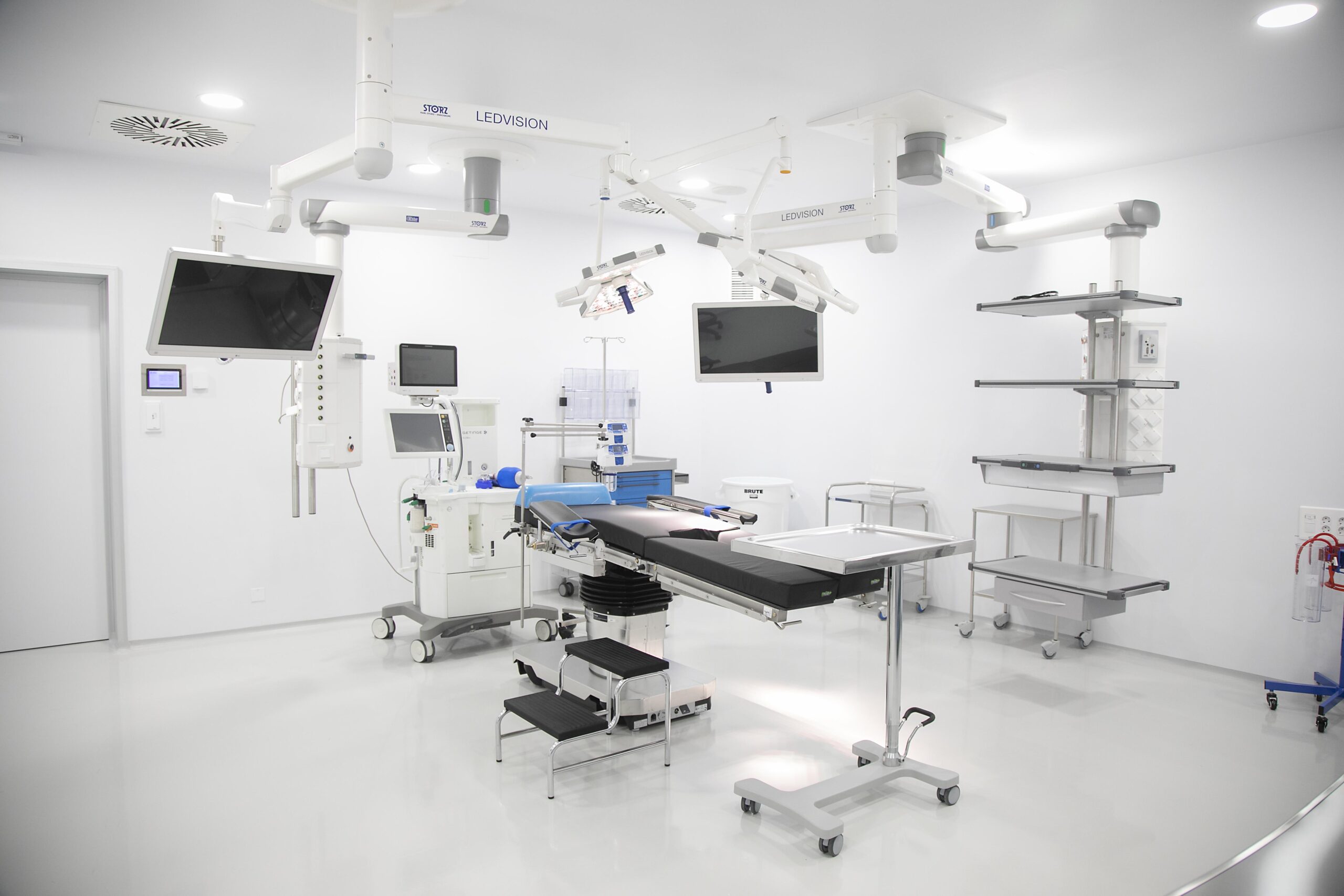 Cirujano externo detenido por agresión sexual a paciente durante operación en hospital privado de Murcia