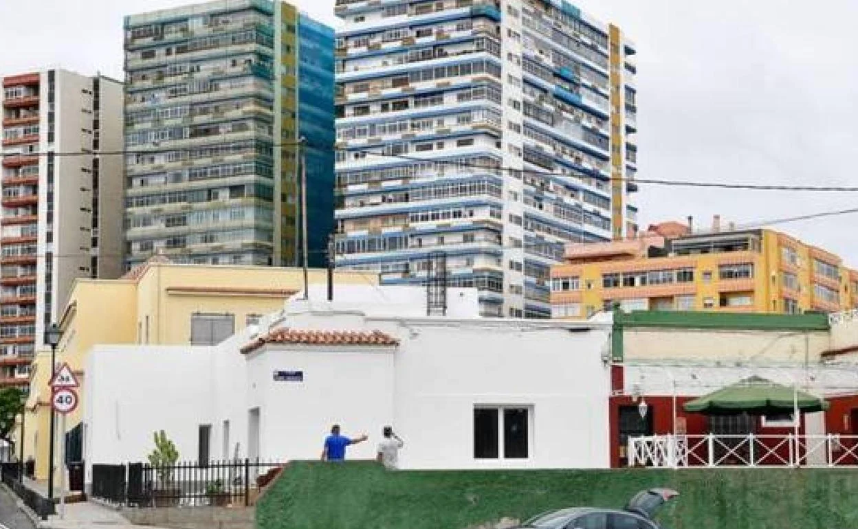 Los bomberos sofocan un conato de incendio en un solar de Escaleritas