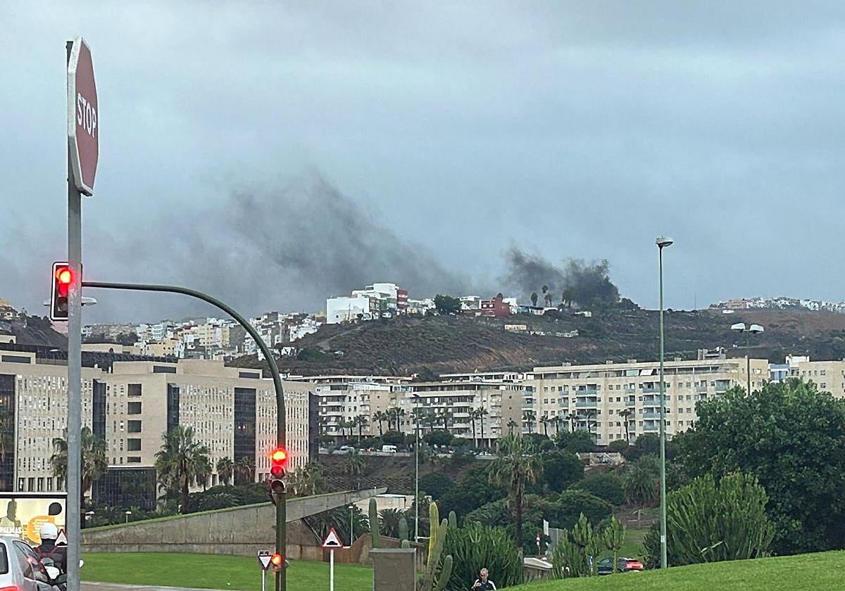 Una columna de humo negro sorprende a los vecinos del polígono industrial de Las Torres