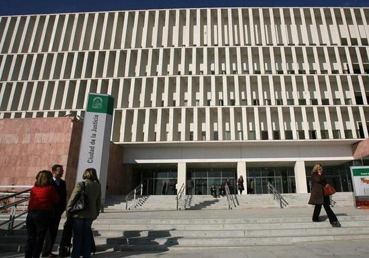 Tres años de cárcel por agredir a un hombre con una defensa extensible y amenazarlo con un arpón en Málaga