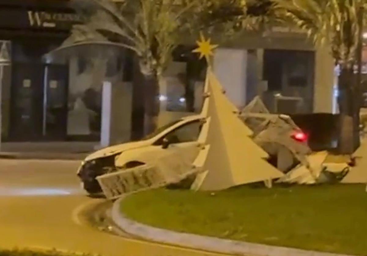 Conductor ebrio provoca accidente en Vélez-Málaga al chocar contra adornos navideños y se da a la fuga