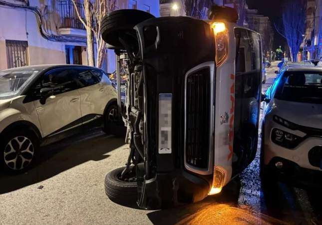 Conductor ebrio provoca aparatoso accidente y huye tras volcar furgoneta en L’Hospitalet de Llobregat