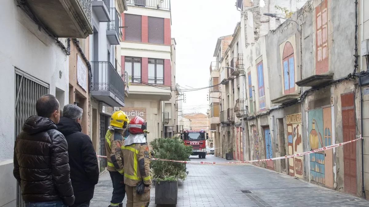 Se derrumba un edificio deshabitado en Tàrrega y desalojan su entorno