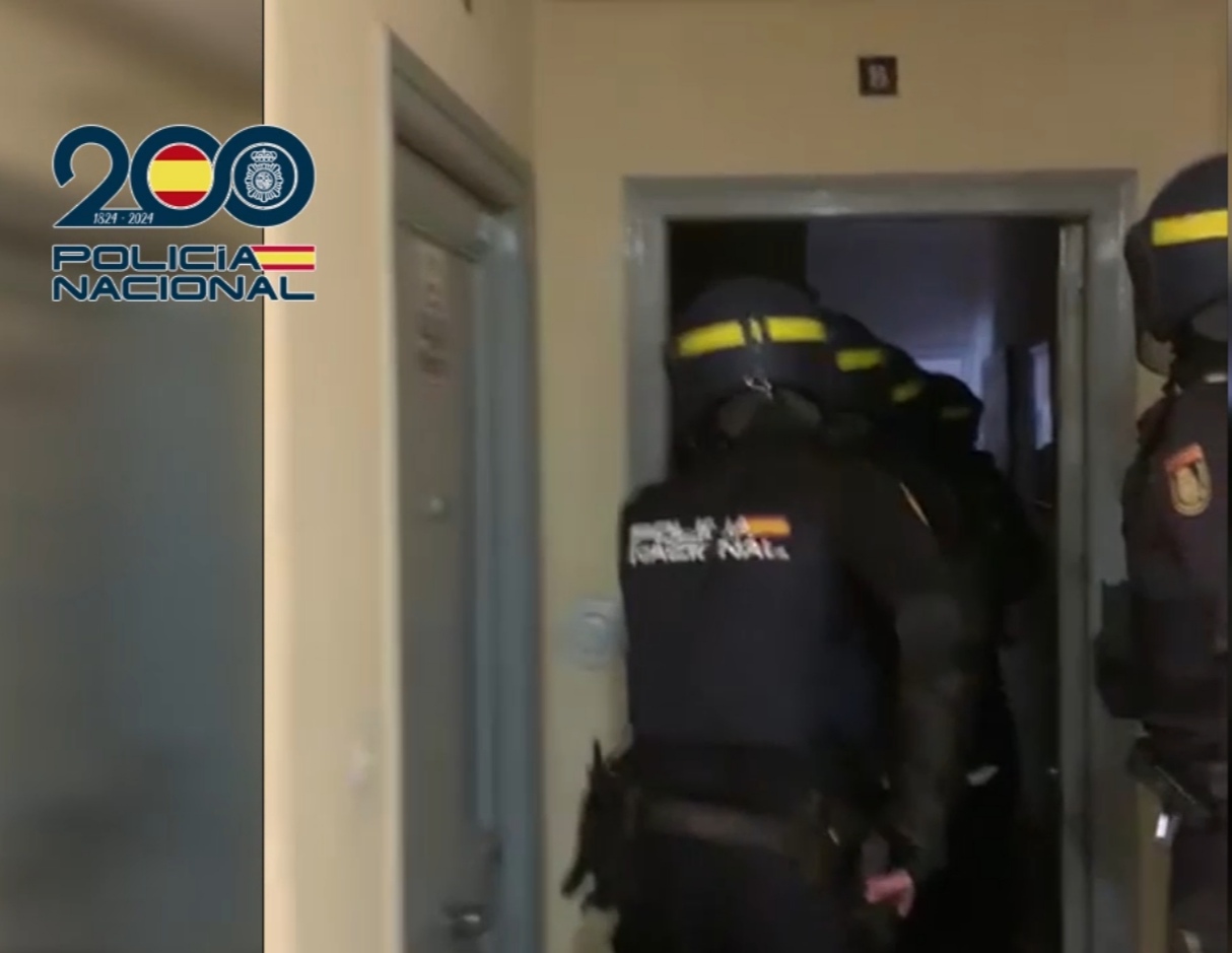Detenidos tres hombres en Carabanchel mientras robaban en una vivienda