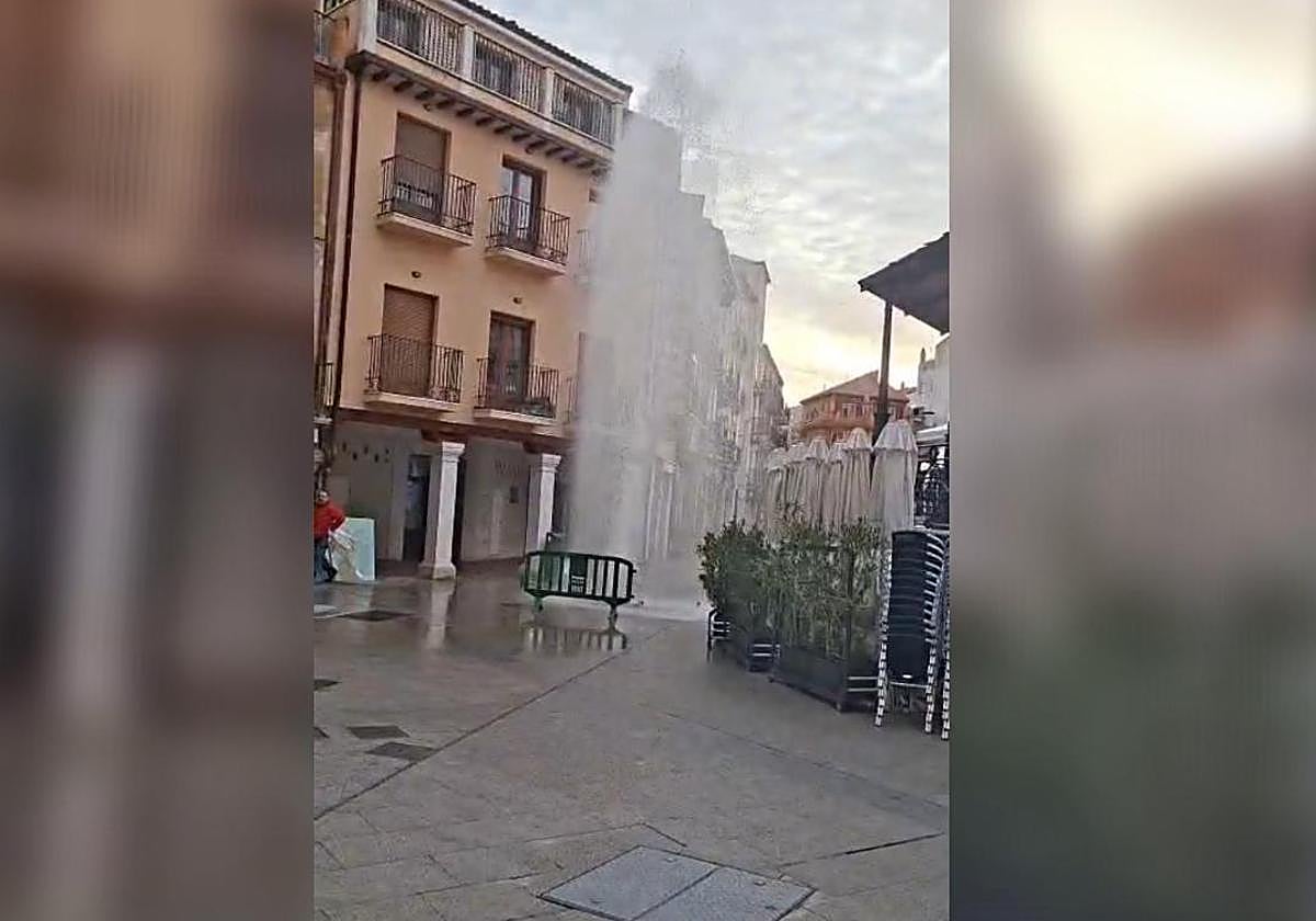 El gran 'géiser' que ha sorprendido a los vecinos de Aranda en plena Plaza Mayor
