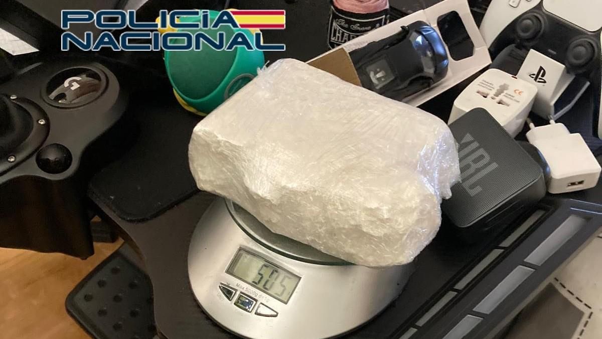 La cocaína incautada, junto a muchos efectos materiales, en la operación en San Andrés del Rabanedo.