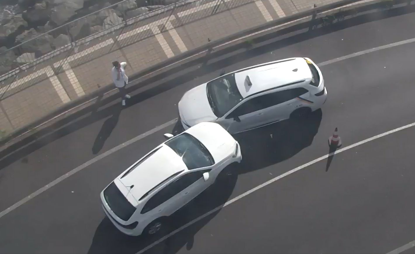 Un conductor invade el carril contrario tras un despiste y provoca un accidente en la GC-1
