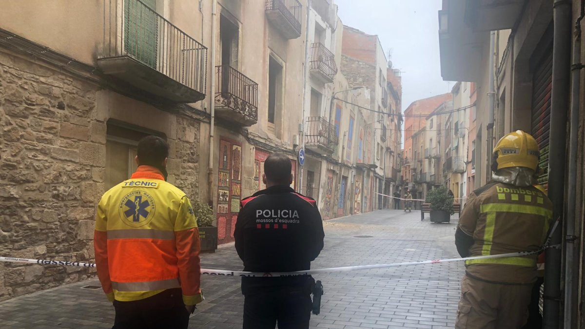 Susto en Tàrrega al desprenderse parte de la fachada de una casa