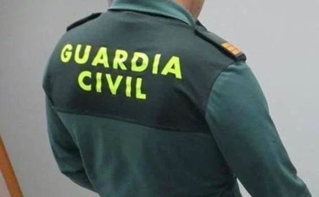 Detenido en Infiesto tras la muerte de su madre anciana: agredió a los sanitarios que acudieron a la casa
