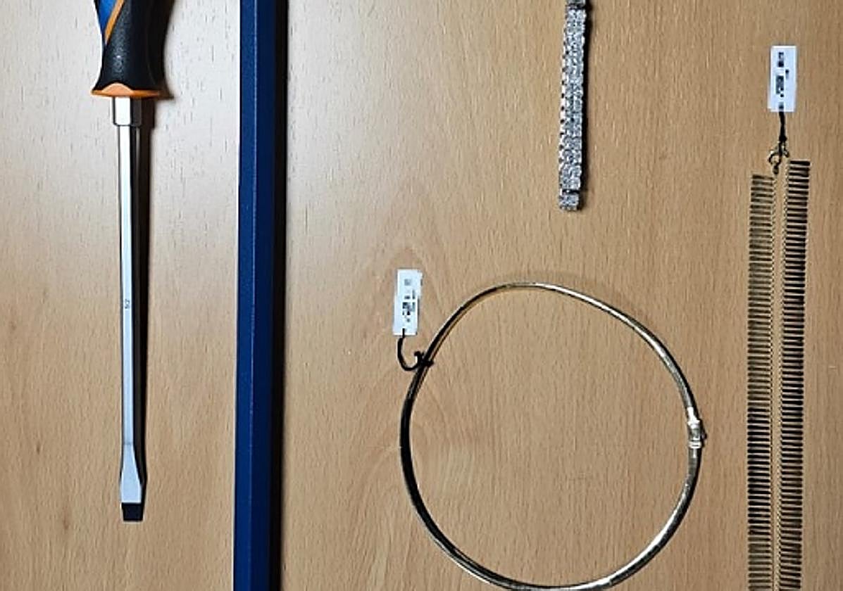 Roba cuatro gargantillas de oro en una joyería de Marbella tras forzar una vitrina mientras atendían a otros clientes