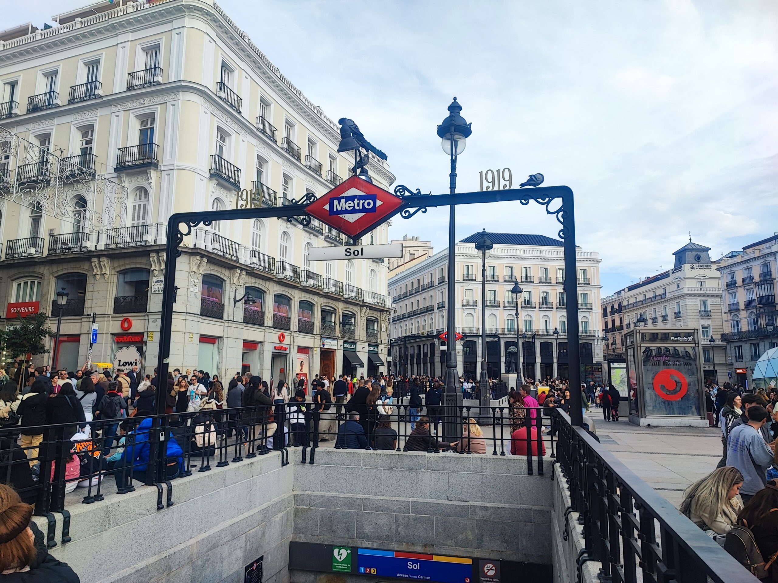 Detenido un hombre por agredir a una mujer mayor en la estación de Metro de Sol: Metro se personará como acusación particular.