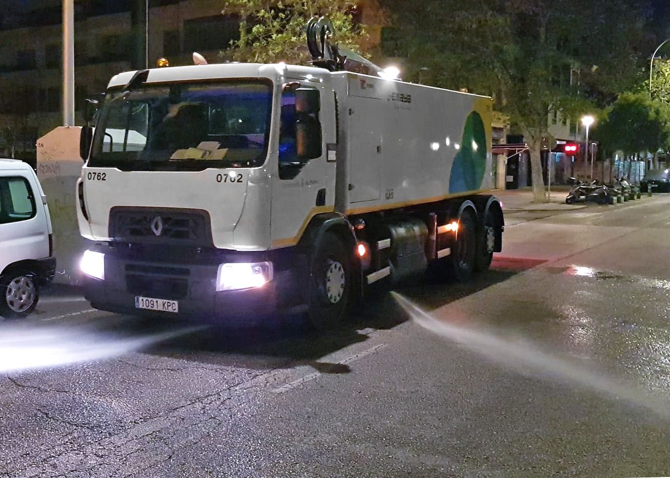 Barrenderos de Palma ‘cazan’ a dos jóvenes robando en el interior de su camión y los encierran dentro