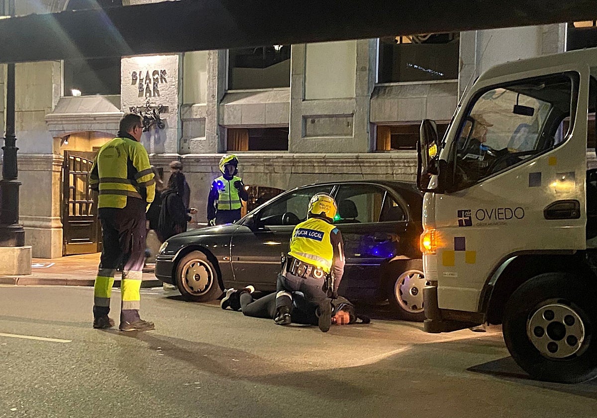 Detienen a dos personas en Oviedo: uno dio positivo en drogas y la conductora se resistió vehementemente